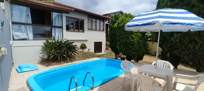 Casa com Piscina 3 quartos na Praia do Santinho.