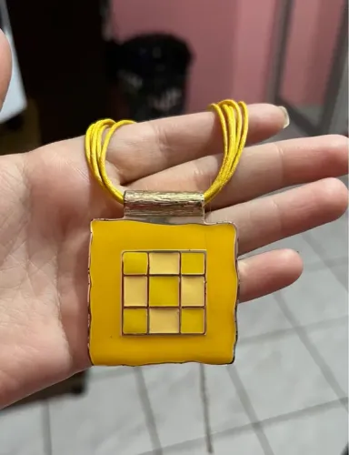 Colar quadrado amarelo
