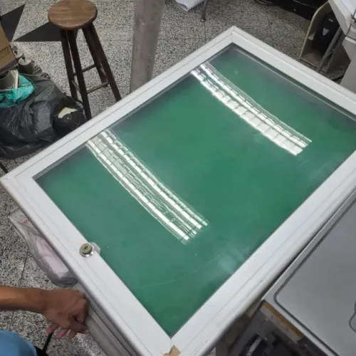 Quadro de Avisos de Alumínio com porta vidro e fundo verde 50x70cm