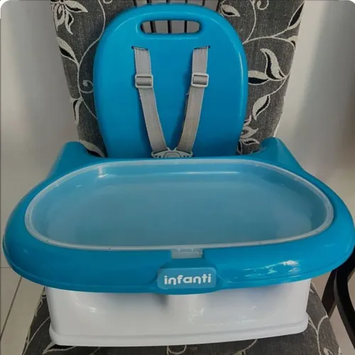 Cadeira de alimentação infantil da marca Mila portátil.
