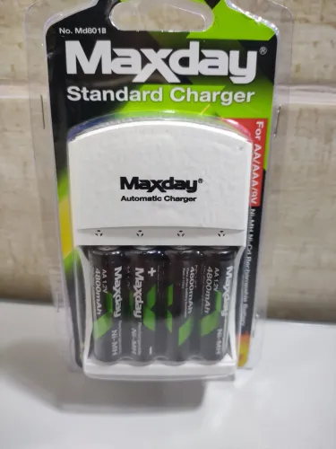 Carregador de Pilhas Maxday com 4 Pilhas AA 4800mAh