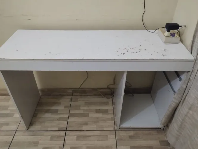 Escrivaninha de MDF.