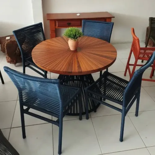 MESA COM 4 CADEIRAS PARA ÁREA EXTERNA - TAMPO PIZZA DE MADEIRA