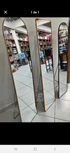 Espelho com suporte.