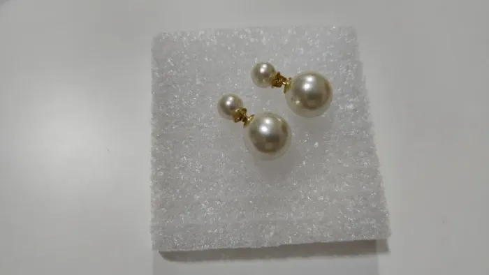 Brinco folheado a ouro com pérolas sintéticas