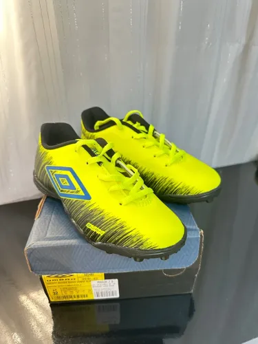 Chuteira Infantil Umbro - Tamanho 32