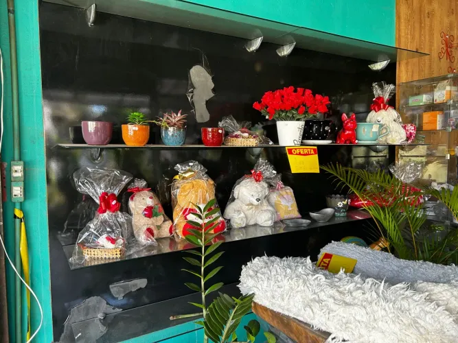 Expositor com 4 prateleira de vidro