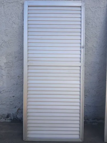 Porta de alumínio com venezianas
