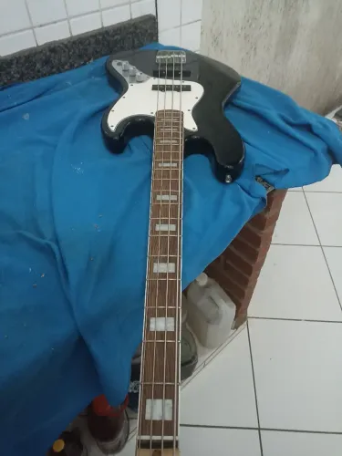 Baixo fender jazz bass