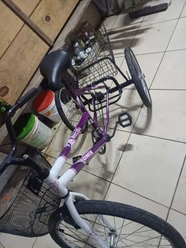Bicicleta. Cargueira. Nova. Na cor branca com lilas.