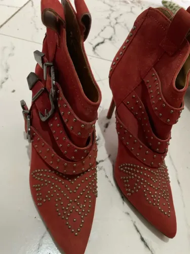 Botas vermelhas com detalhes em tachas