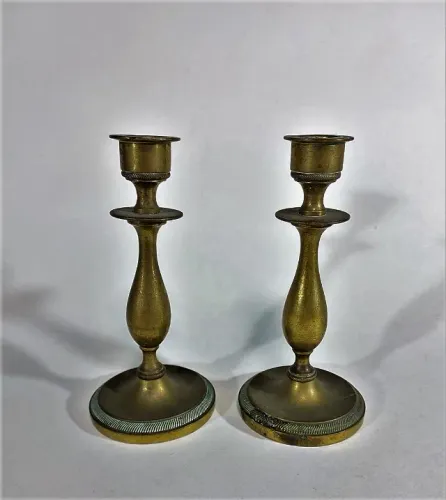 Antigo Gracioso Par Castiçais bronze cinzelado abalaustrada base circular frenestrado *