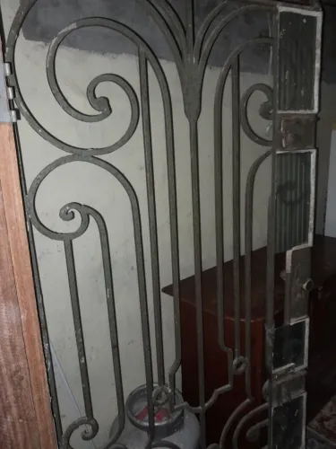 Porta de ferro com belíssima decoração. Inclui fechadura. 