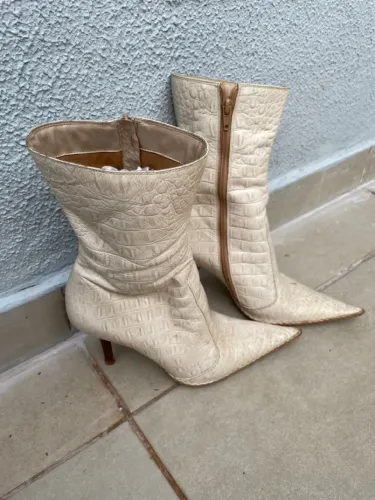 Botas Femininas Bege Croco Salto Fino