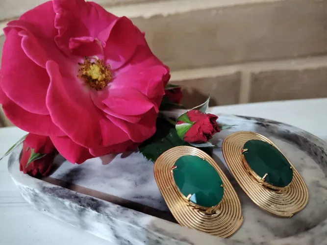 Brinco oval com pedra natural verde