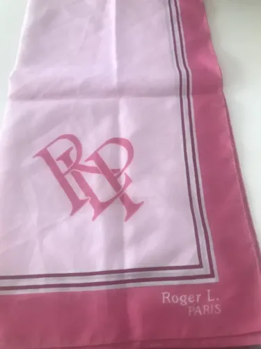 Lenço Italiano Vintage Em Tons De Rosa Roger L. Paris