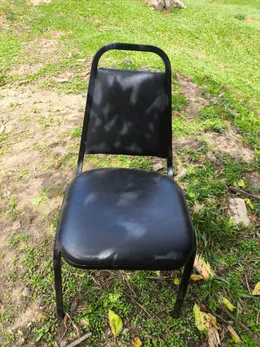 Cadeira de aço estofada