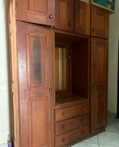 Guarda roupa de madeira 