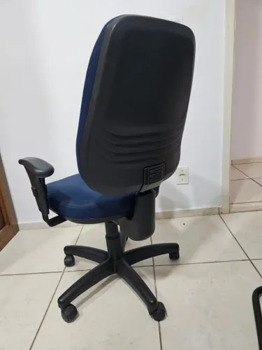 Cadeira Giratória com Braços e assento reguláveis