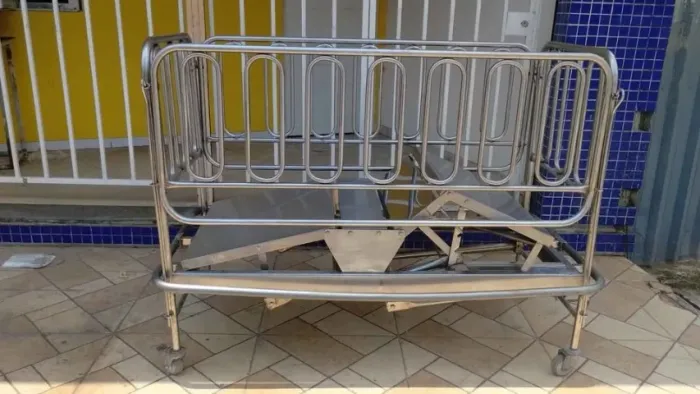 berço/cama infantil em inox com articulado.