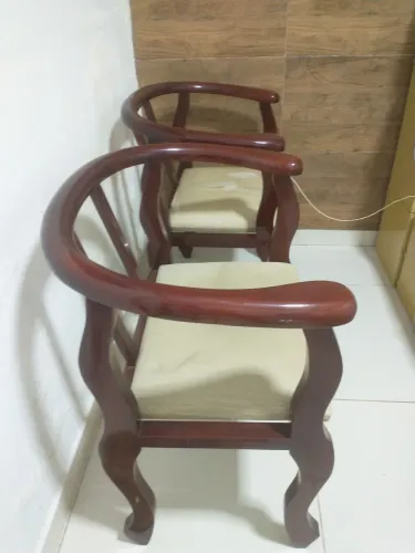 Cadeiras de madeira com design elegante