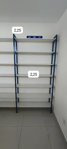 BALCÃO E PRATELEIRAS DE MDF E METALON