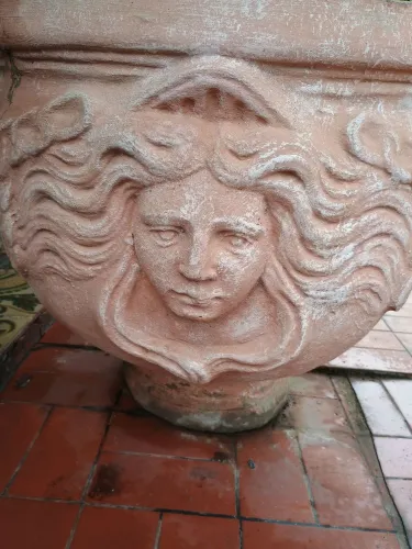 Vaso antigo com antúrio.