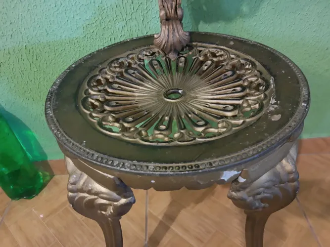 Black Friday -Banqueta / Mesa de centro em ferro com detalhes em dourado