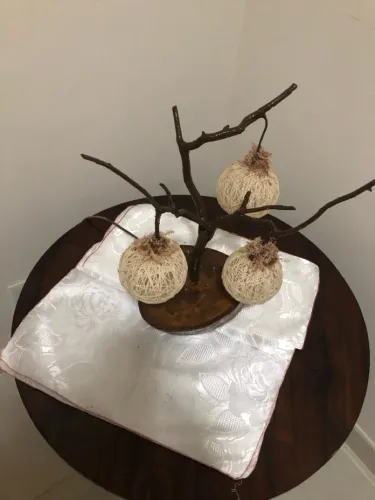 Decoração de Mesa Artesanal com Galho e Esferas