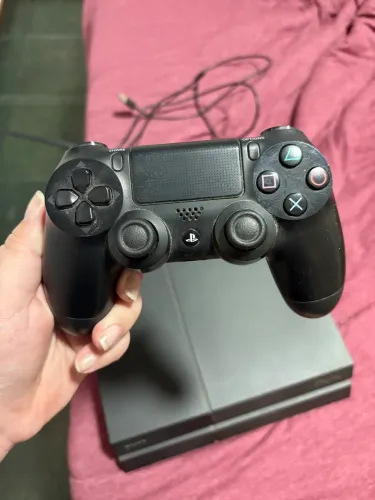 PS4 com Joystick e cabos - funcionando perfeitamente, nunca teve nenhum defeito.