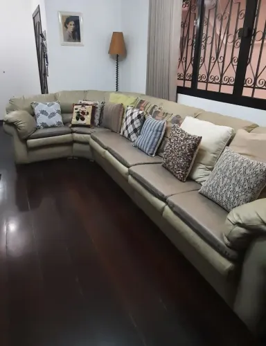 Sofá em couro, super conservado, para 08 lugares.