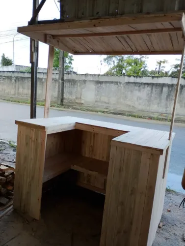 Bancada de madeira rústica para eventos