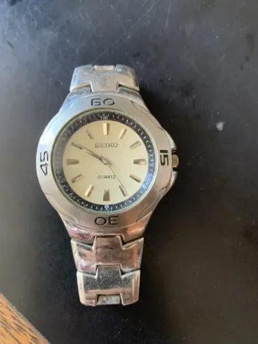 Relógio Seiko Quartz fundo bege, prata ou preto