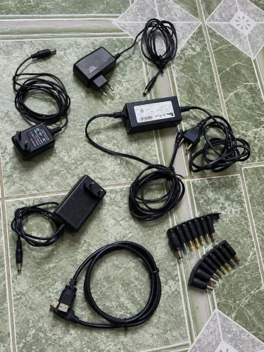Lote de cabos, fontes e adaptadores diversos
