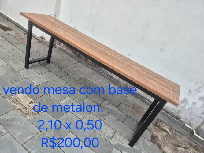 Mesa com base em metalon 