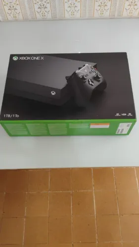 Xbox One X de 1 TB - 2 controles - 7 jogos SÓ RETIRADA OU ENVIO MEDIANTE PAGAMENTO