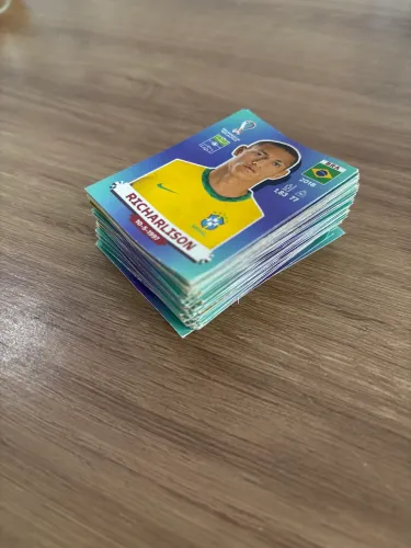 128 figurinhas da copa de 2022 bem conservadas