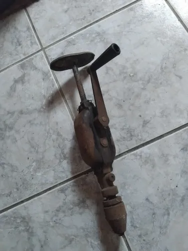 Furadeira manual antiga