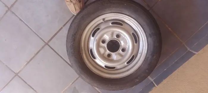 Roda aro 14 com pneu em excelente estado