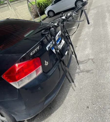 Suporte para transporte de três bicicletas