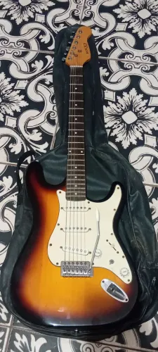 Guitarra usada funcionando