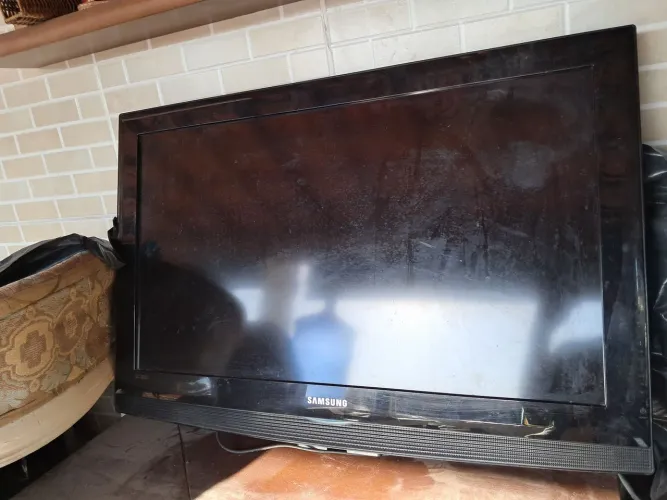 TV antiga para retirada de peças. Não sei se está funcionando .