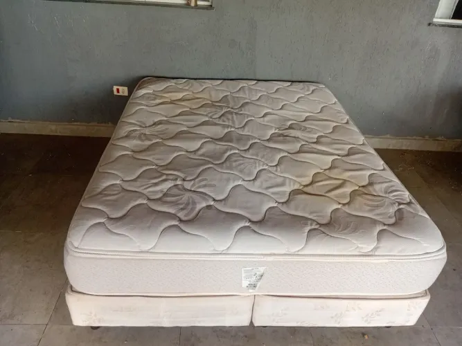 Vendo cama de casal Queen entrego