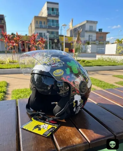 Capacete com óculos interno Novo