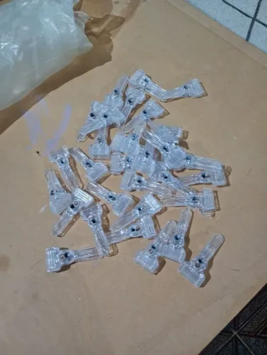 Presilha de acrílico para cabide