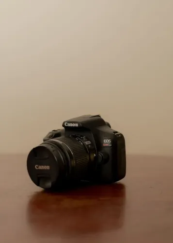 Camera Canon T7 + com lente 18-55.