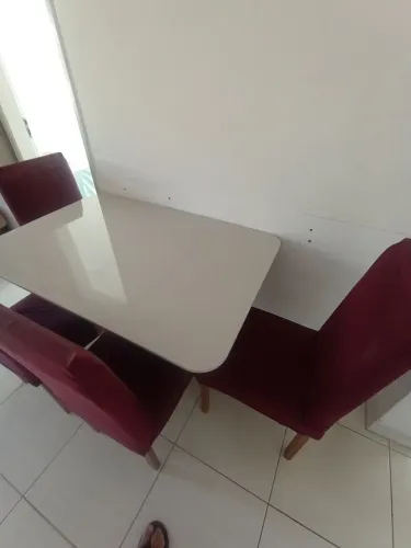 Mesa tampo de vidro com 4 cadeiras