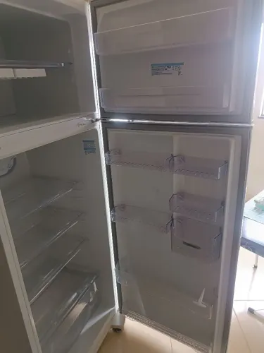 Tenho uma geladeira a venda