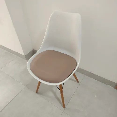 4 Cadeiras com pés de madeir 70 cada a