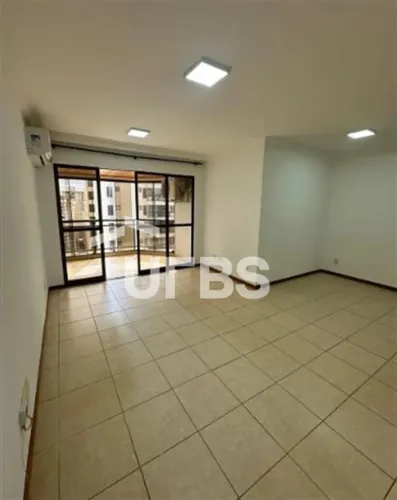 Apartamento à venda no Residencial Portal do Ipê, Setor Bueno, em frente à Praça do Ipê.